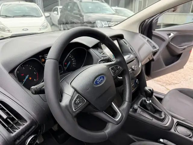 Ford Focus view 12