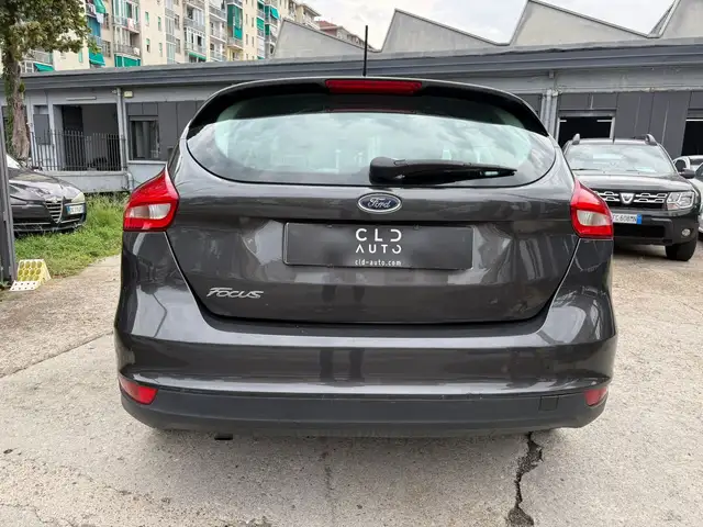 Ford Focus view 3