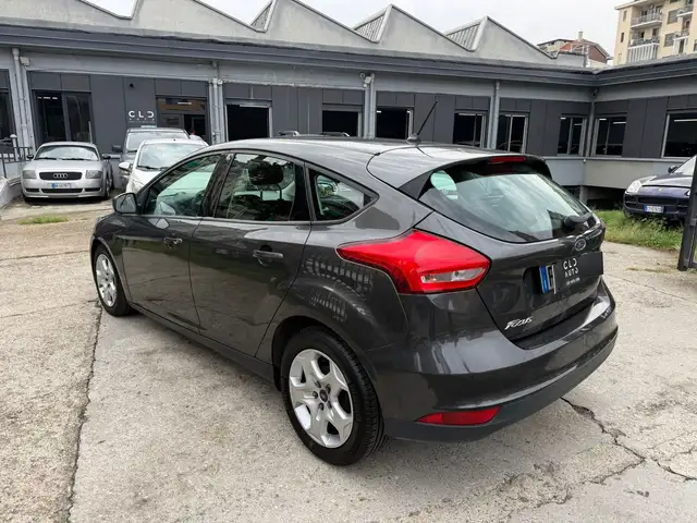 Ford Focus view 2