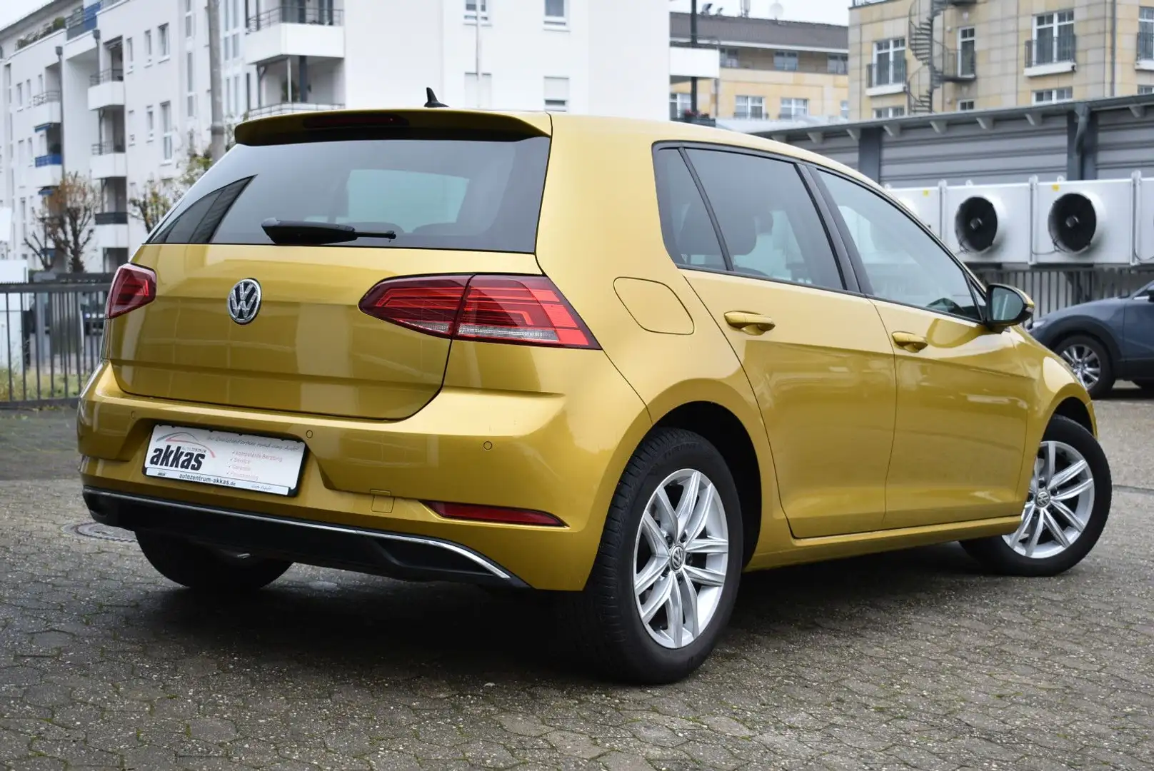Volkswagen Golf VII Lim. 1.4 TSI Comfortline *Navi*Sitzhzg* Gelb - 2