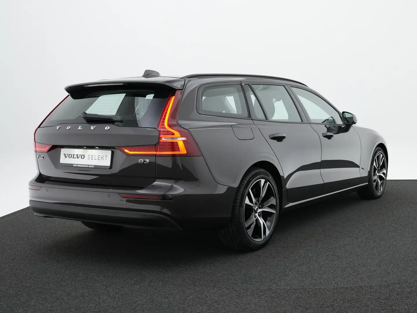 Volvo V60 2.0 B3 Essential Edition | Adaptive Cruise | BLIS Gris - 2