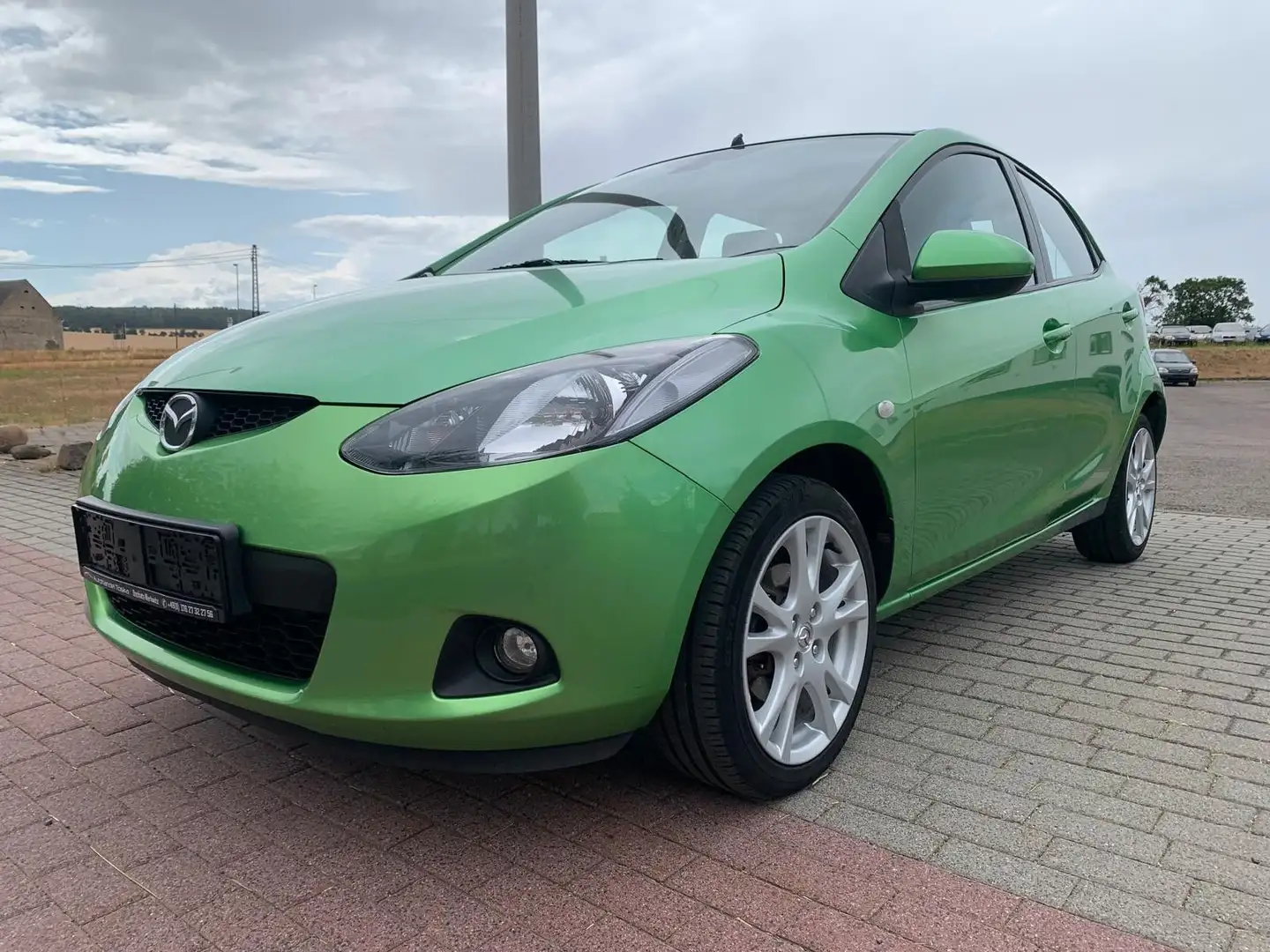 Mazda 2 Lim. 1.5 Impression TÜV 04/27 Grün - 2