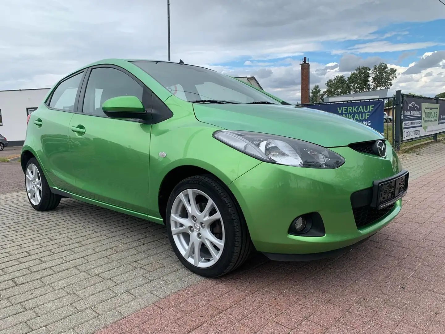 Mazda 2 Lim. 1.5 Impression TÜV 04/27 Grün - 1