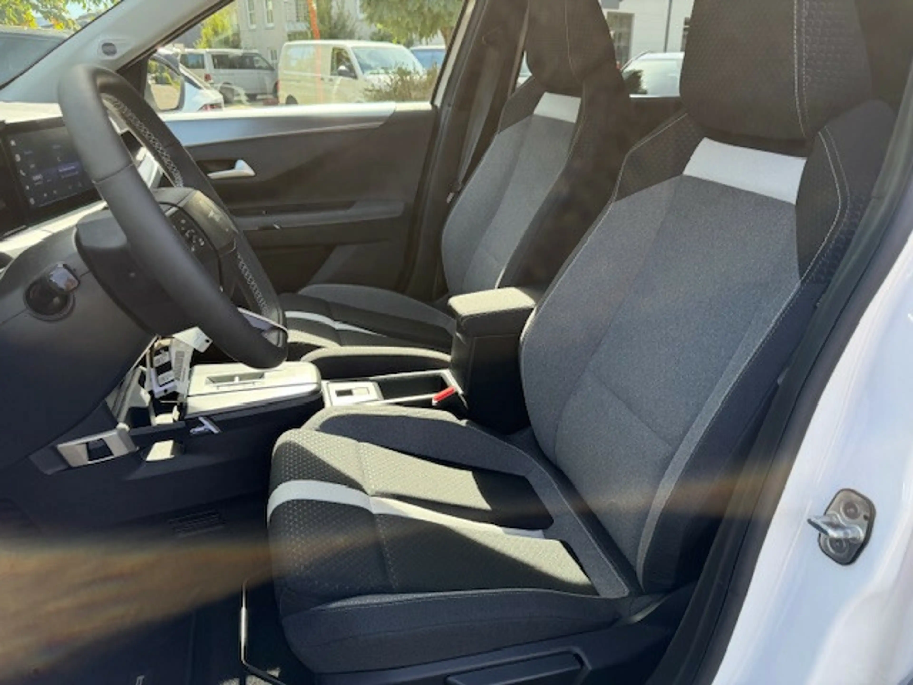 Opel Frontera 1.2 Turbo 48V Hybrid GS — photo 8