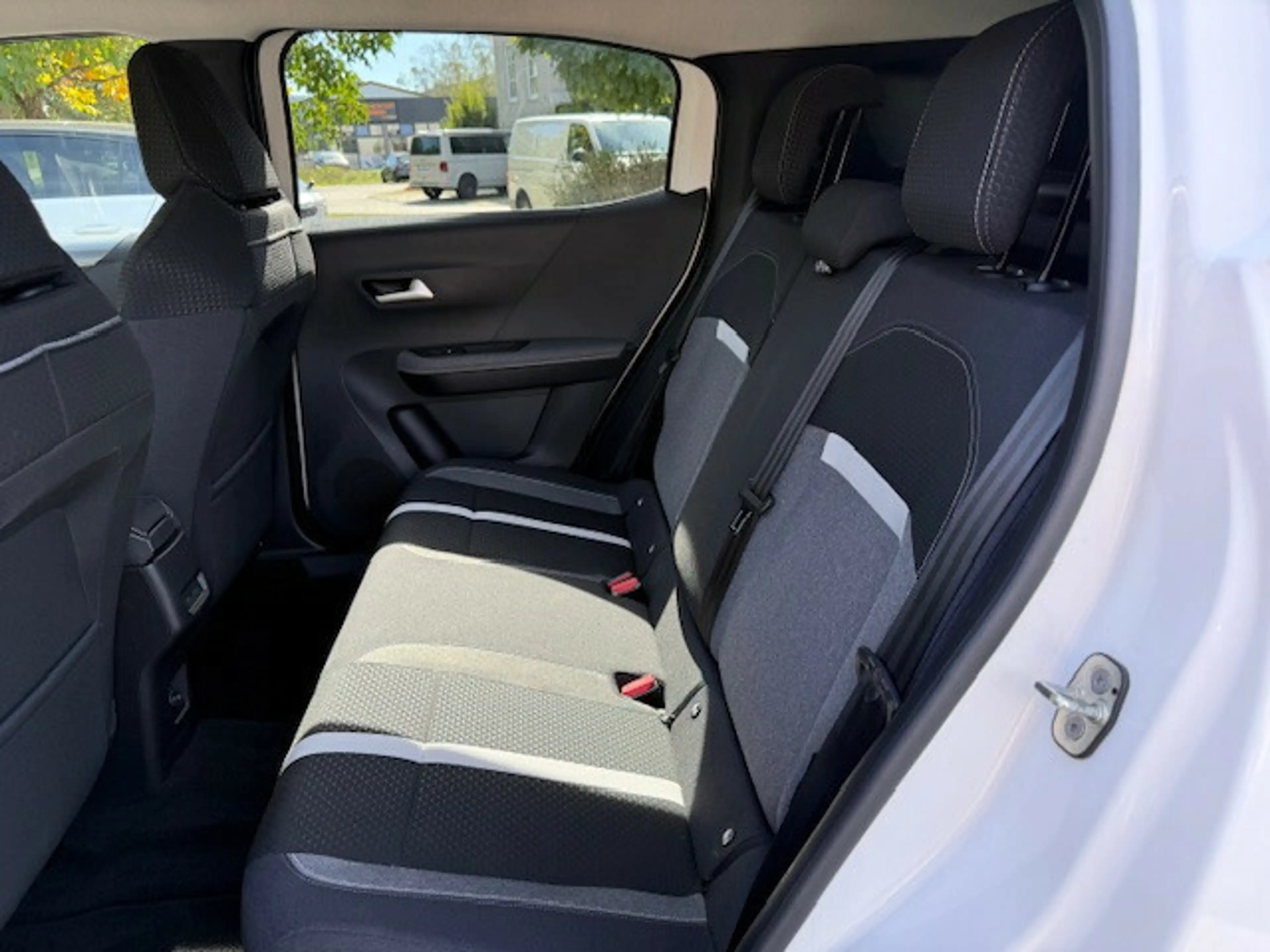 Opel Frontera 1.2 Turbo 48V Hybrid GS — photo 9