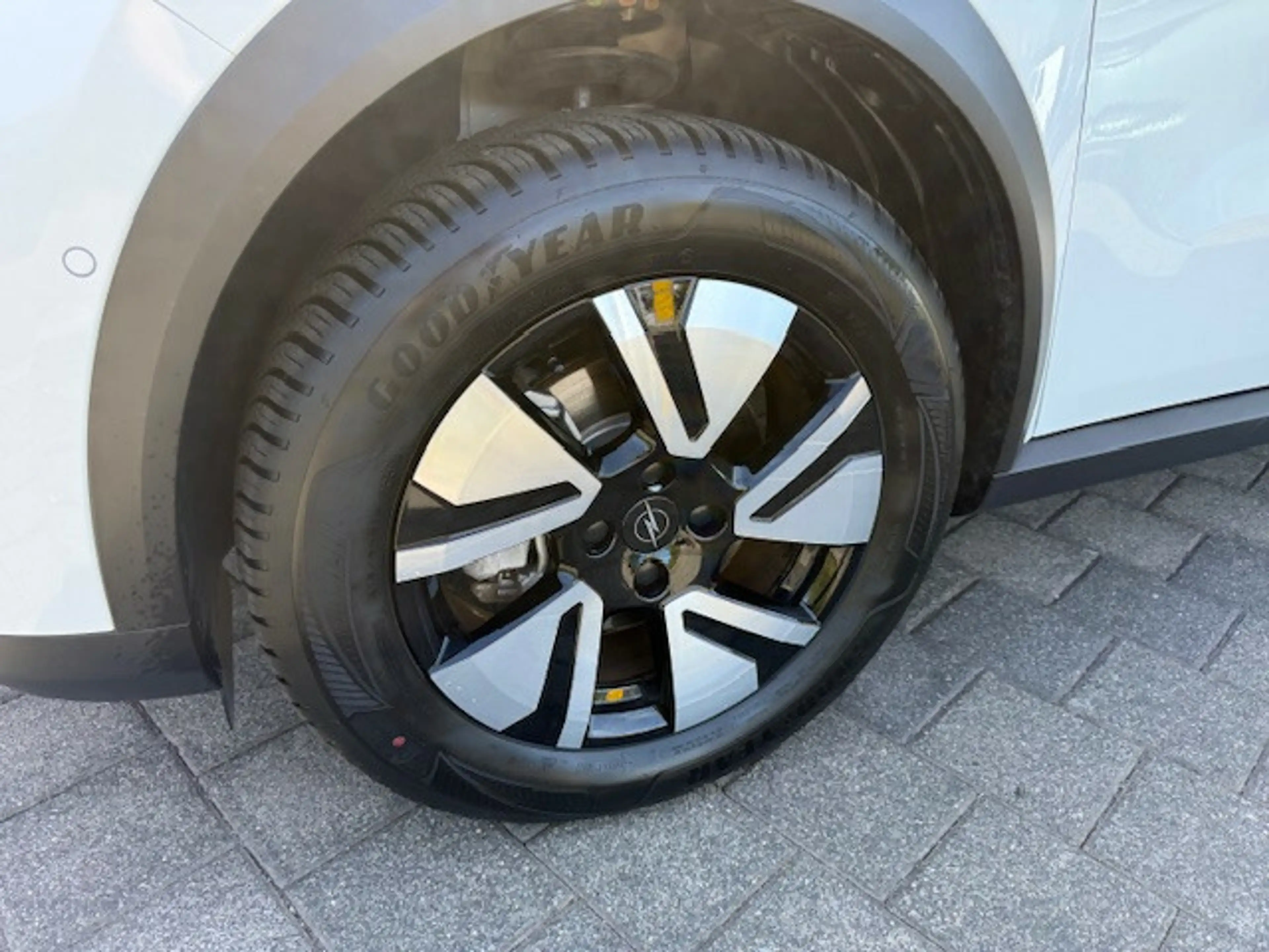 Opel Frontera 1.2 Turbo 48V Hybrid GS — photo 4