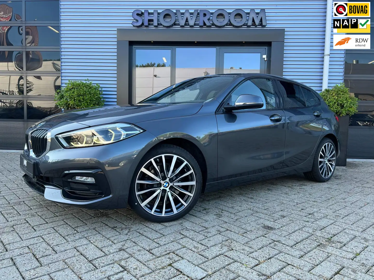 BMW 118 1-serie 118i Executive AUT Led Leder Navi Keyless Grijs - 1