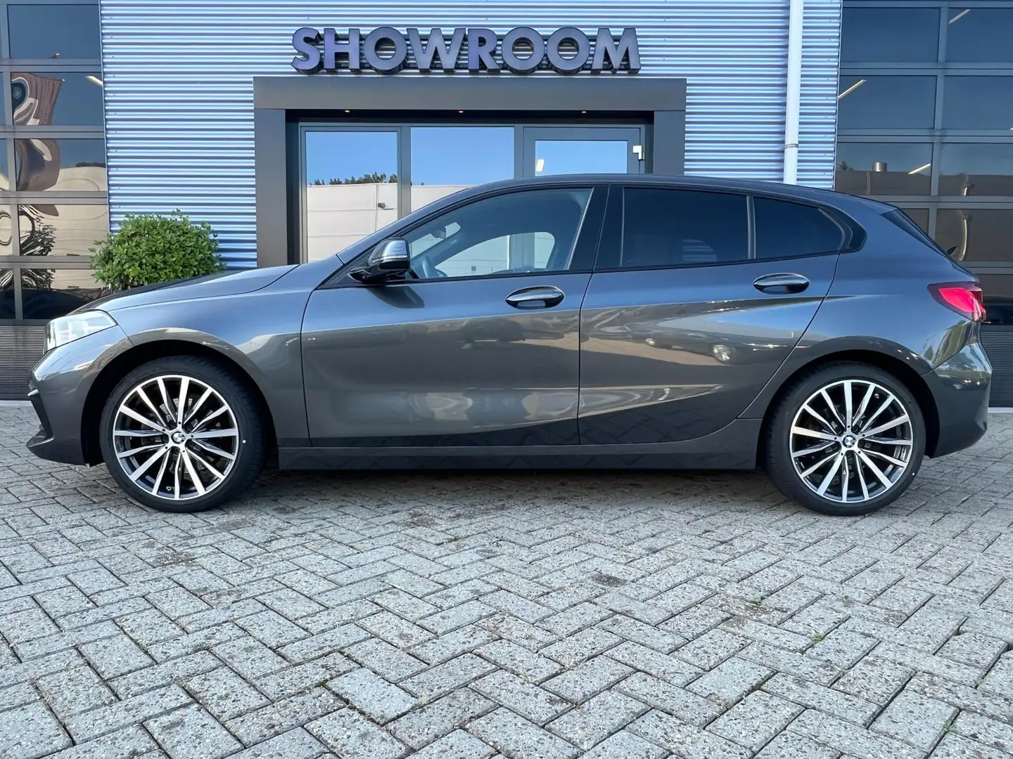 BMW 118 1-serie 118i Executive AUT Led Leder Navi Keyless Grijs - 2