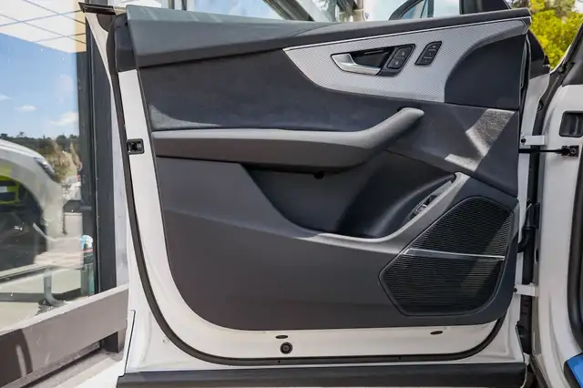 Audi Q8 view 12
