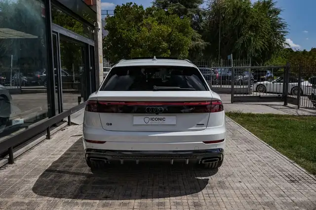 Audi Q8 view 9