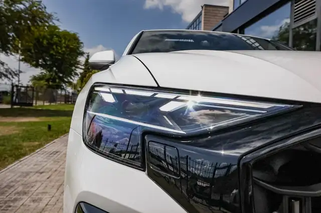 Audi Q8 view 5