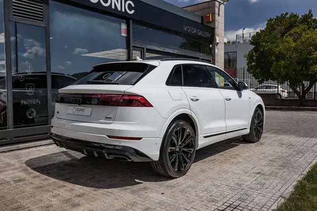Audi Q8 view 8
