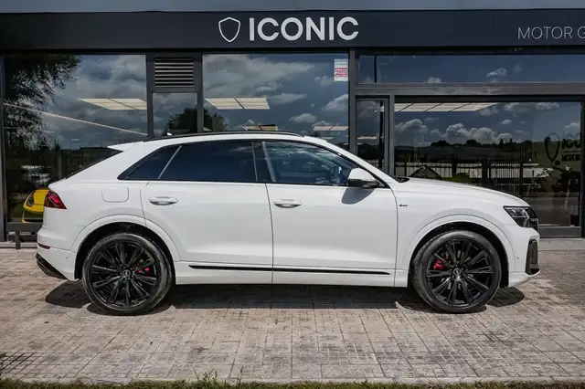 Audi Q8 view 6