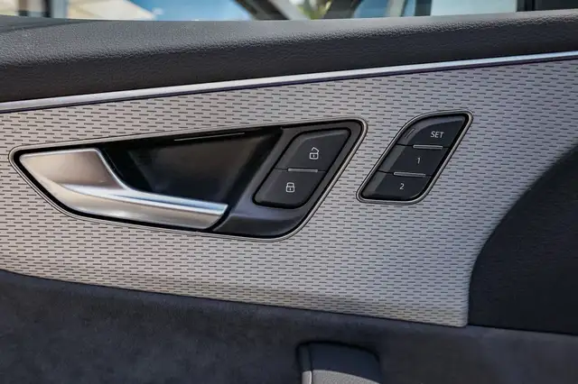 Audi Q8 view 13
