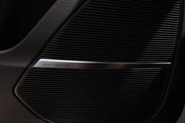 Audi Q8 view 14