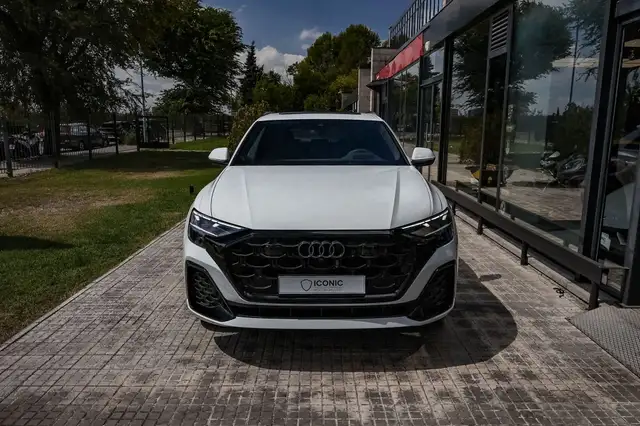 Audi Q8 view 4