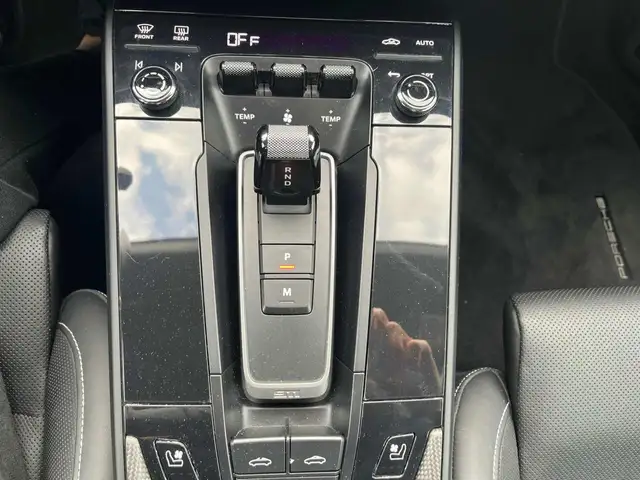 Porsche 911 view 7