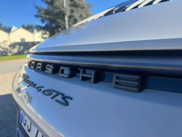 Porsche 911 view 4