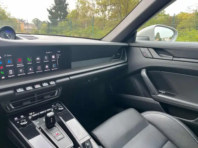 Porsche 911 view 10