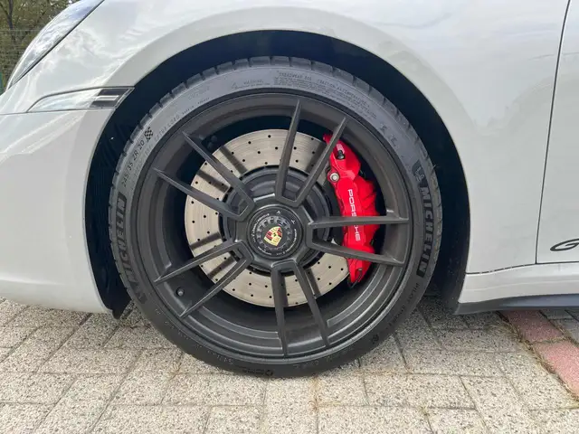 Porsche 911 view 5