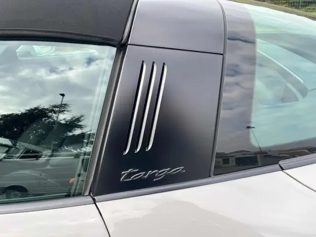 Porsche 911 view 6