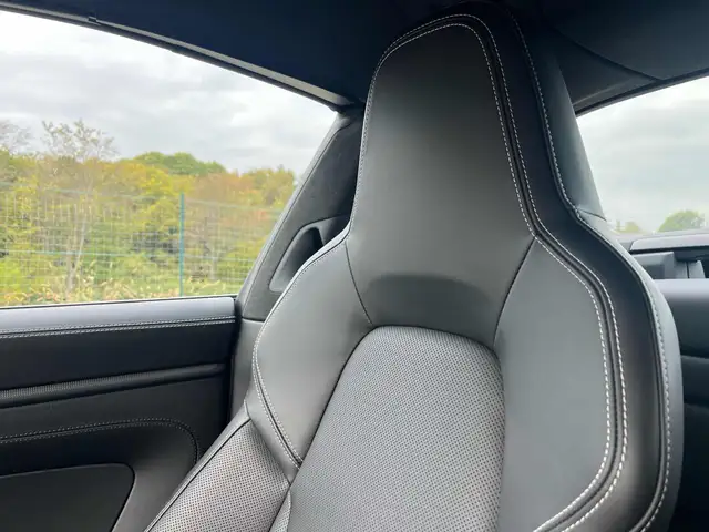 Porsche 911 view 11