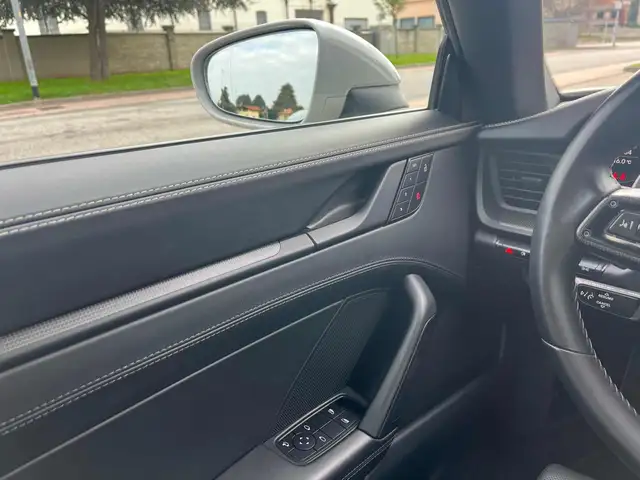 Porsche 911 view 12