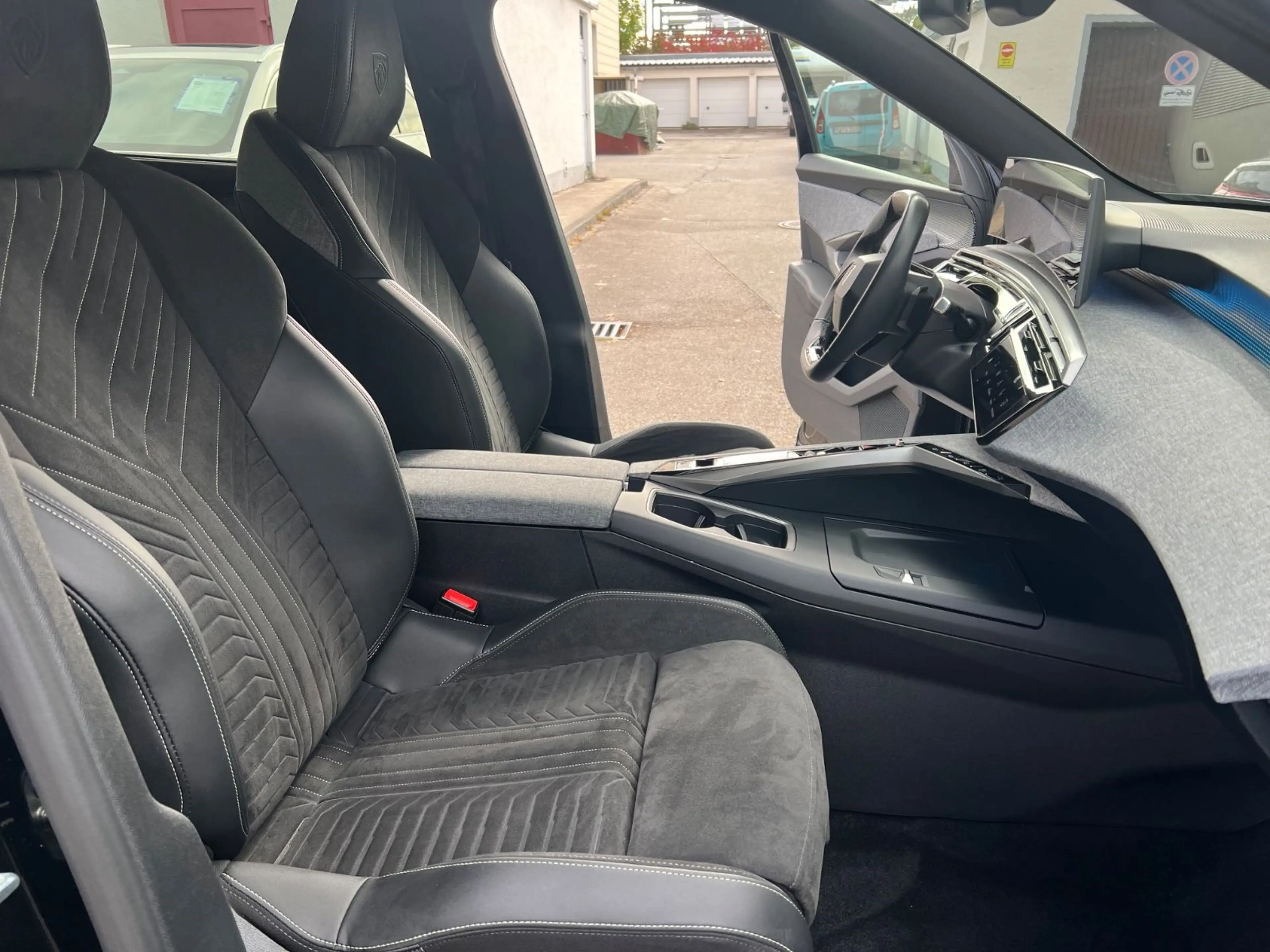 Peugeot 5008 Hybrid 145 GT AUT./7 Si./AHK/Pano/LED/19 — photo 13