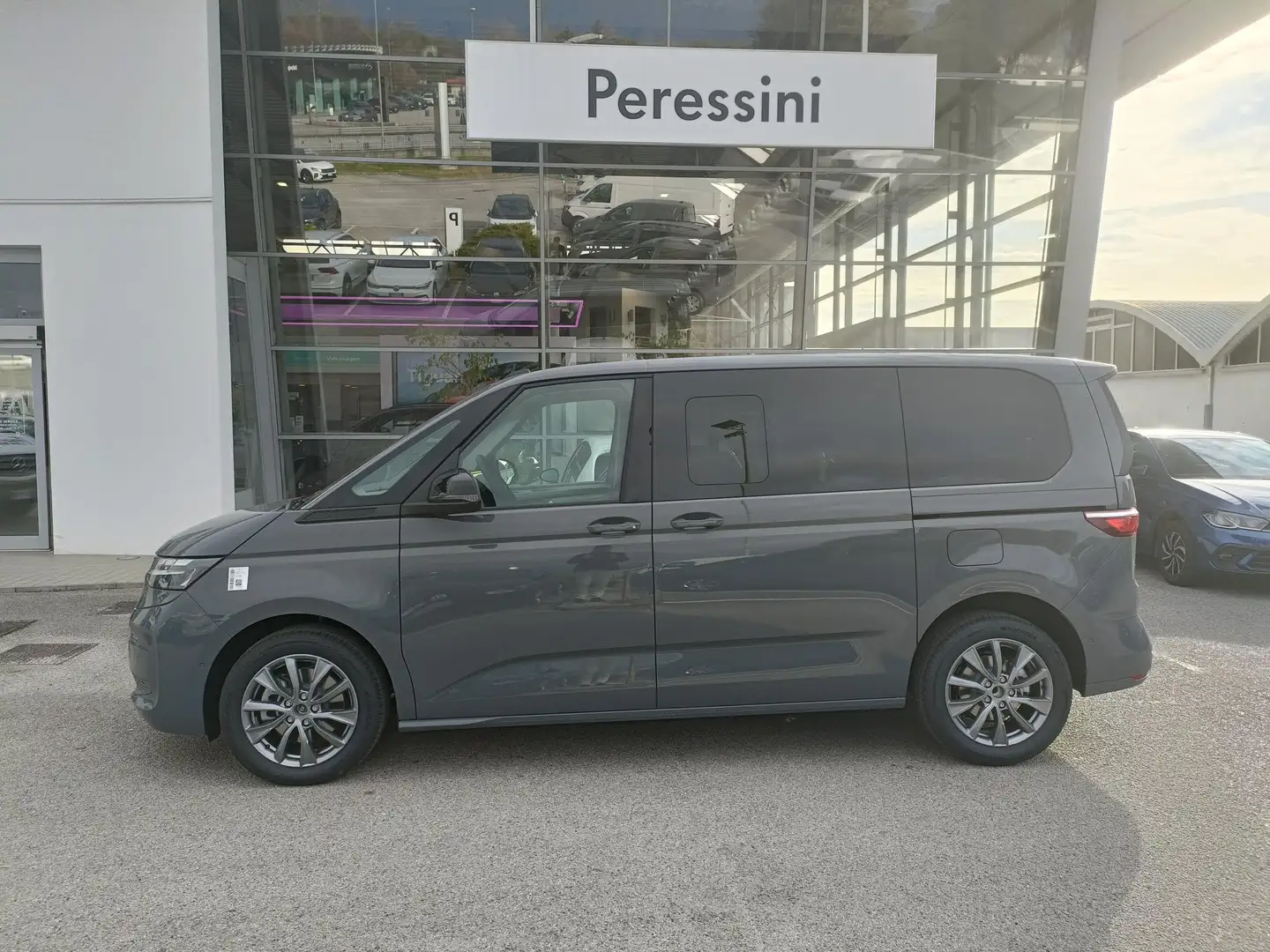 Volkswagen T7 Multivan Autocarro 5posti per aziende 2.0 tdi 150 cv DSG Gri - 2