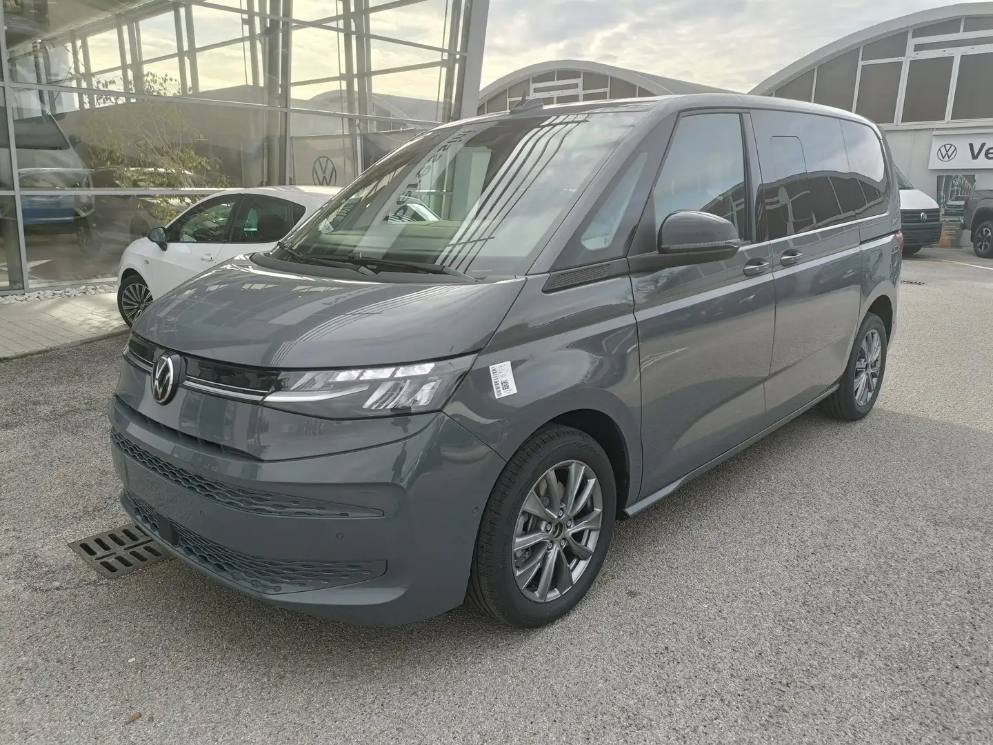 Volkswagen T7 Multivan Autocarro 5posti per aziende 2.0 tdi 150 cv DSG Gri - 1