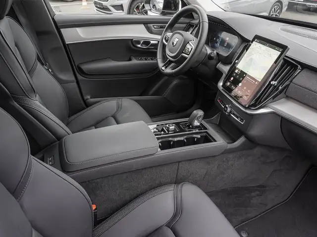 Volvo XC90 view 8