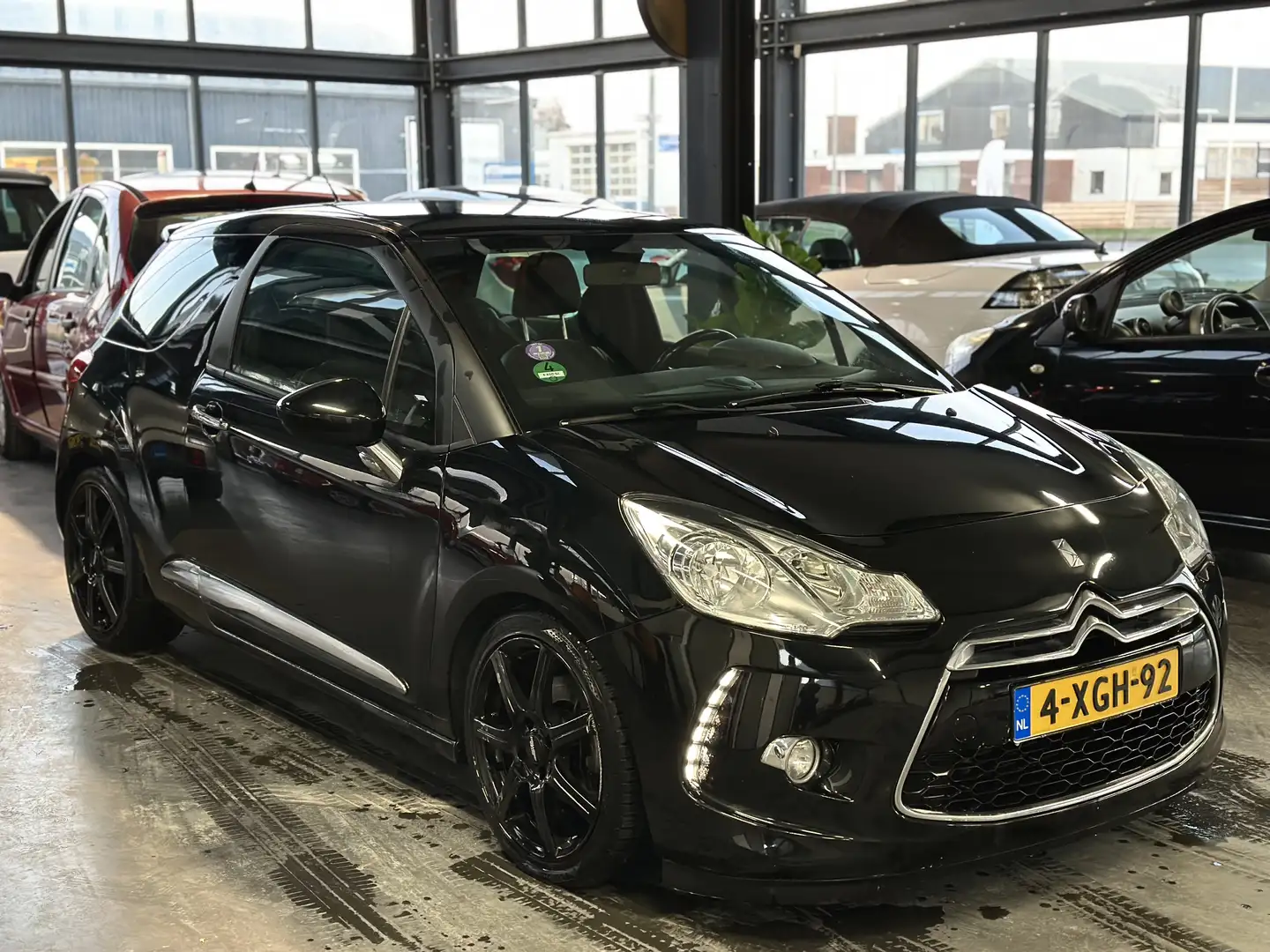 Citroen DS3 1.6 THP Sport Chic - airco - HiFi sound - blueth- Zwart - 1