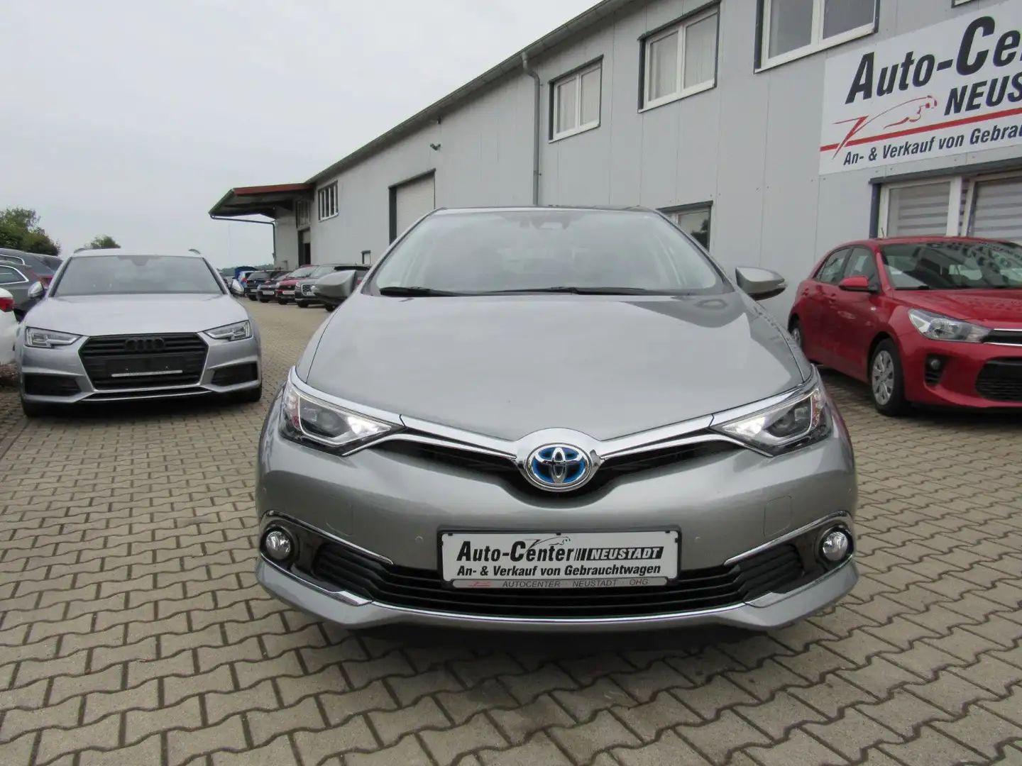 Toyota Auris Hybrid Executive Grau - 2