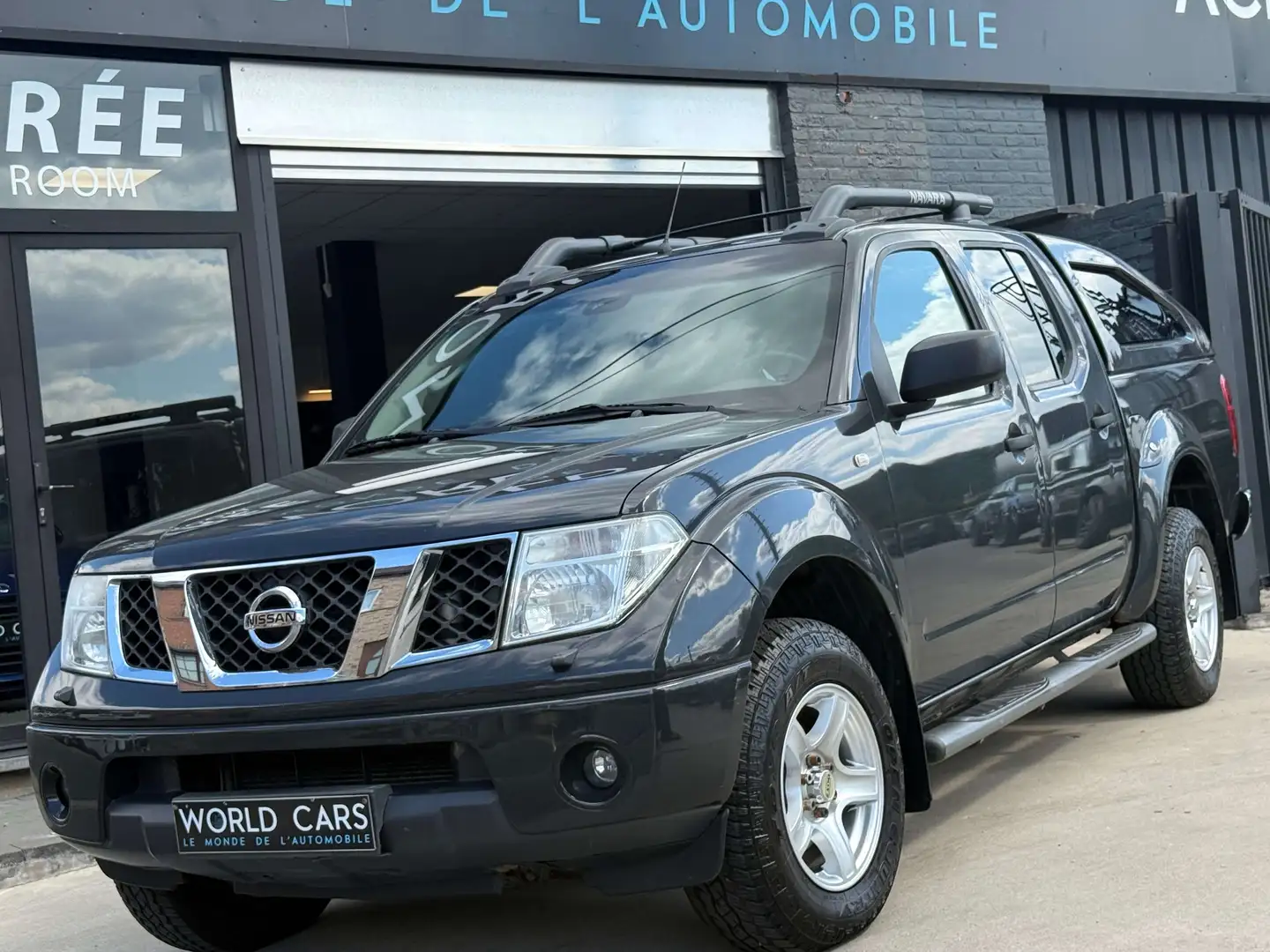 Nissan Navara 2.5 dCi 4x4 NAVI CUIR TOIT OUV. GARANTIE 12MOIS Gris - 1