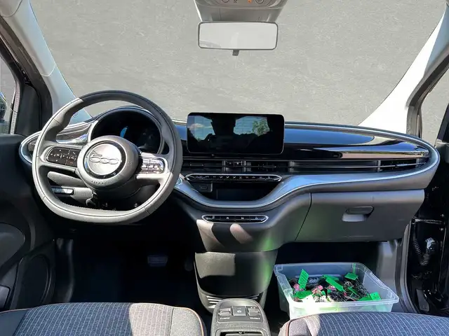 Fiat 500e view 4