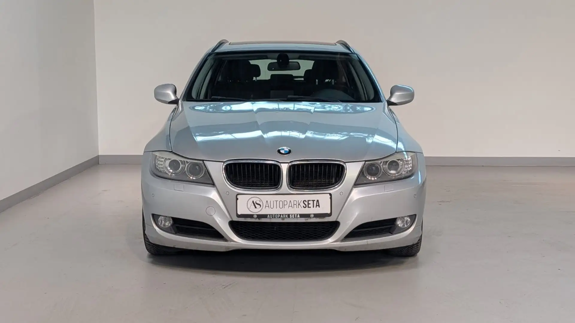 BMW 320 d Touring xDrive PDC*ISOFIX*PANO*AUTOMATIK Silber - 2