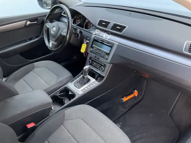 Volkswagen Passat view 3