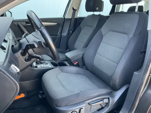 Volkswagen Passat view 4
