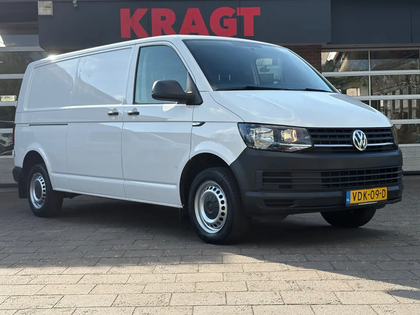 Volkswagen Transporter 2.0 TDI L2H1 Comfortline, 1e EIG, NAP, NAVI, airco Wit - 2