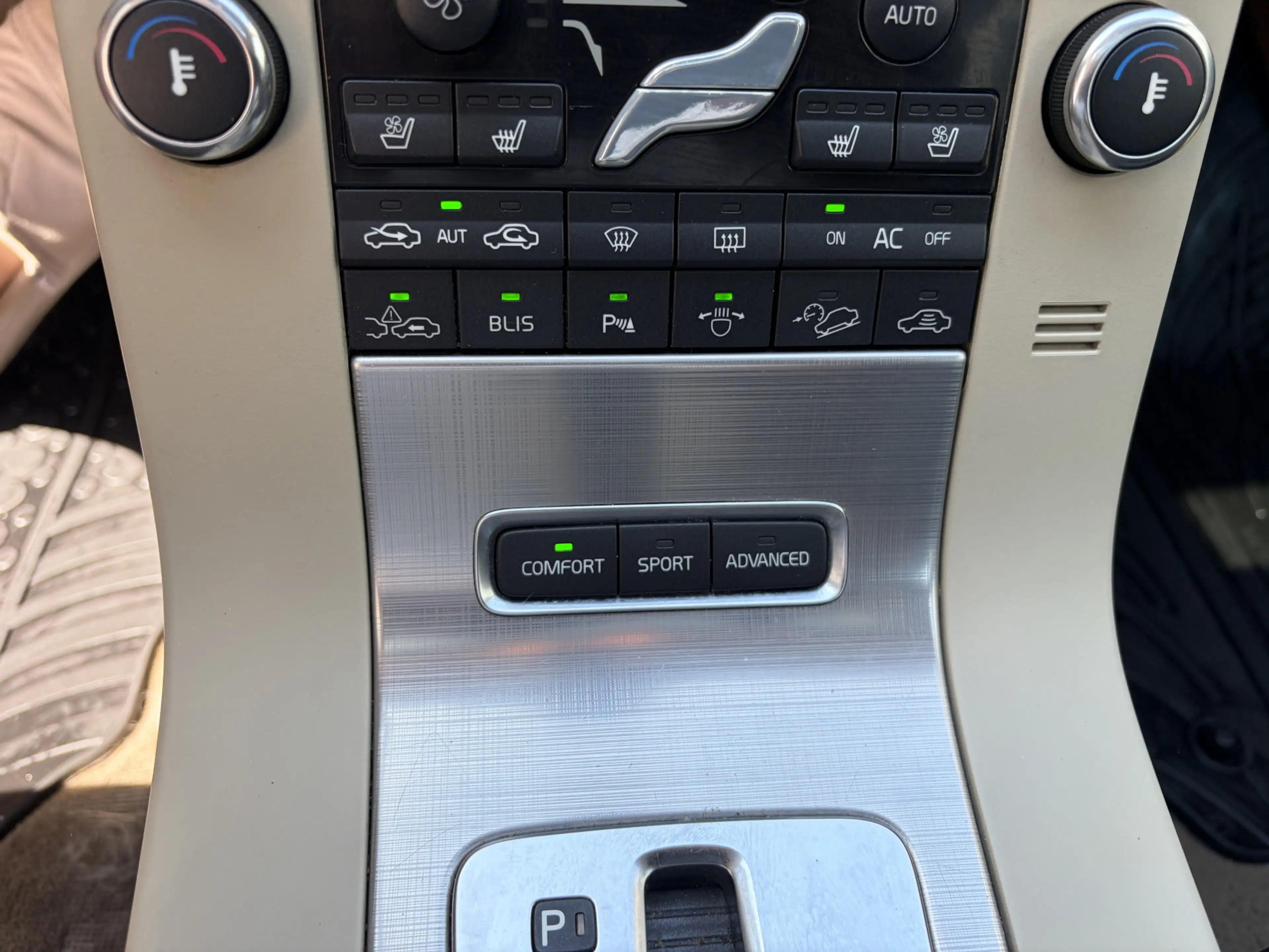 Volvo XC70 3.2 Summum / AUTOMAAT / LEER / SCHUIFDAK / KINDERZ — photo 16