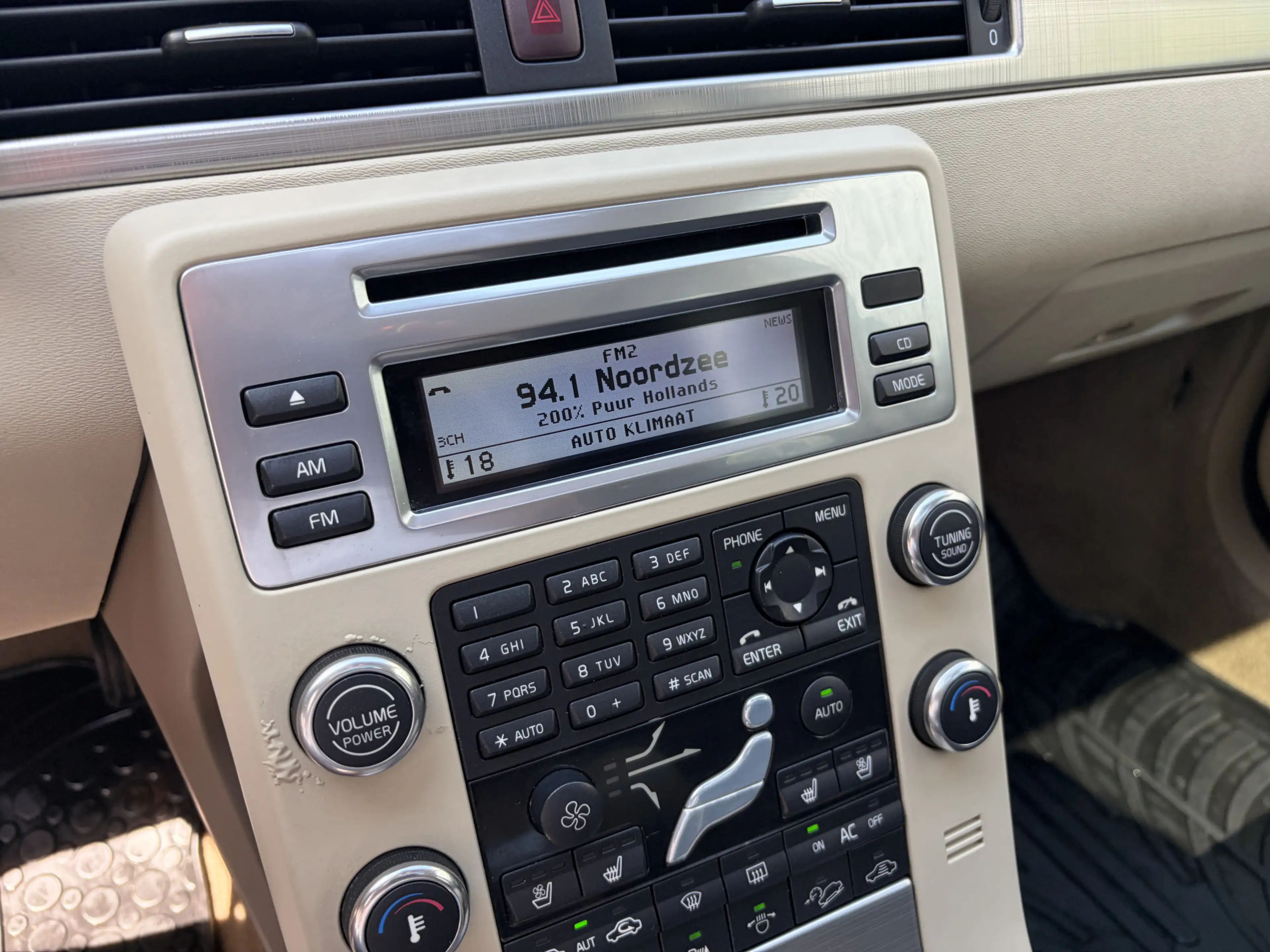 Volvo XC70 3.2 Summum / AUTOMAAT / LEER / SCHUIFDAK / KINDERZ — photo 13