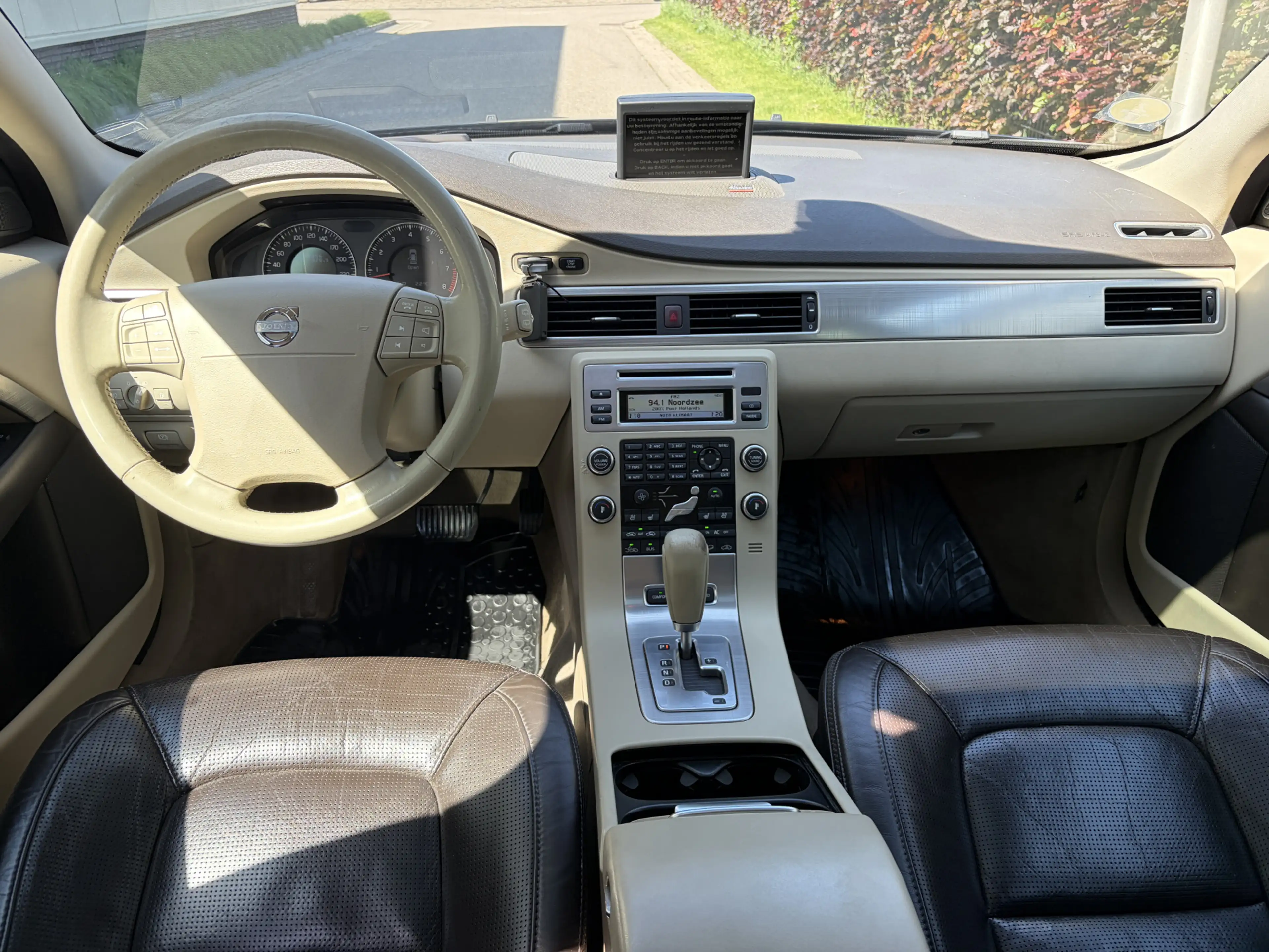 Volvo XC70 3.2 Summum / AUTOMAAT / LEER / SCHUIFDAK / KINDERZ — photo 3