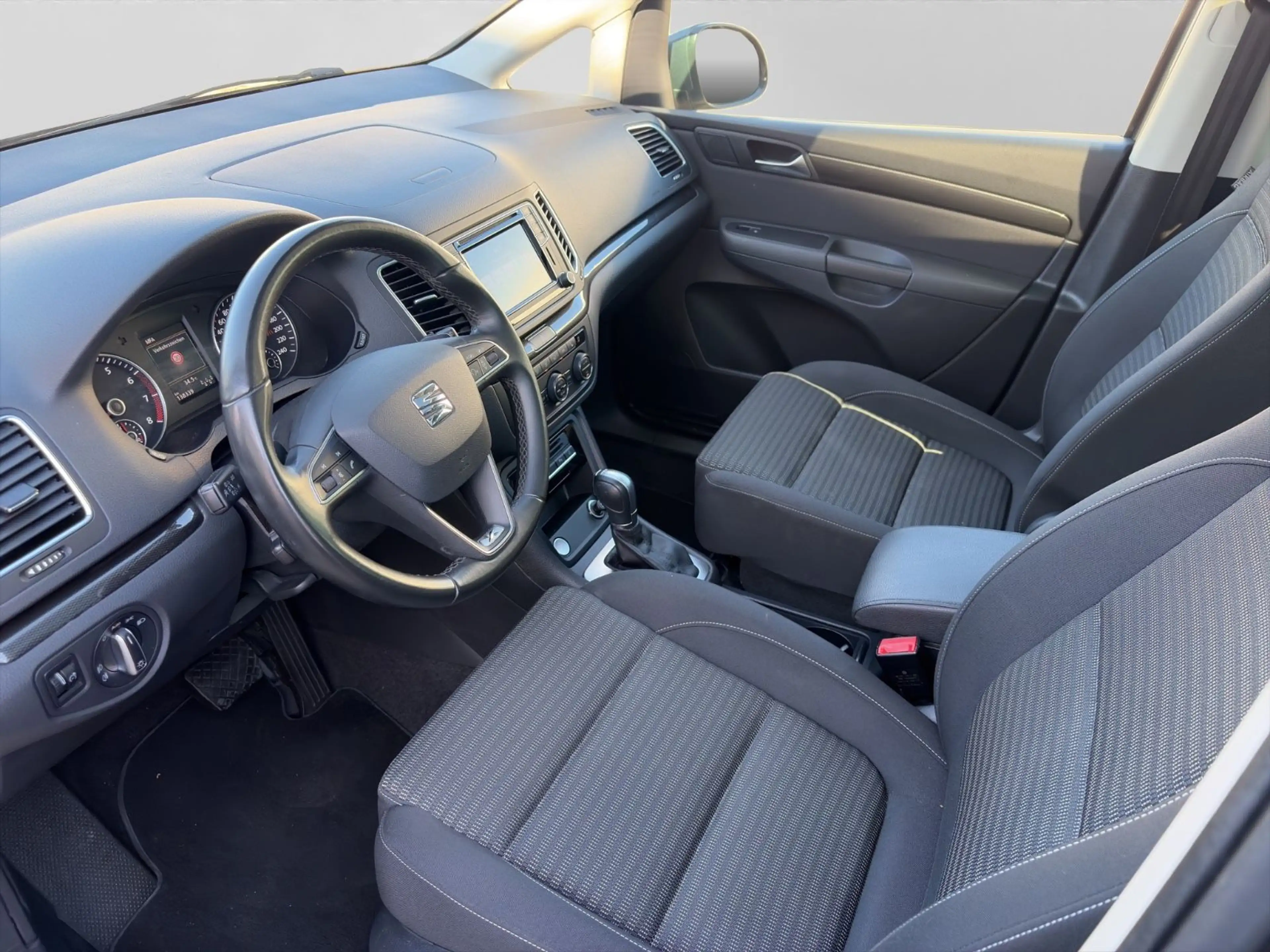 SEAT Alhambra 1.4 TSI Xcellence S&S *7-Sitzer*Pano* — photo 9