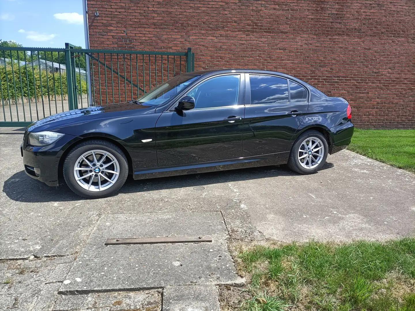BMW 318 318 High Executive Black - 1