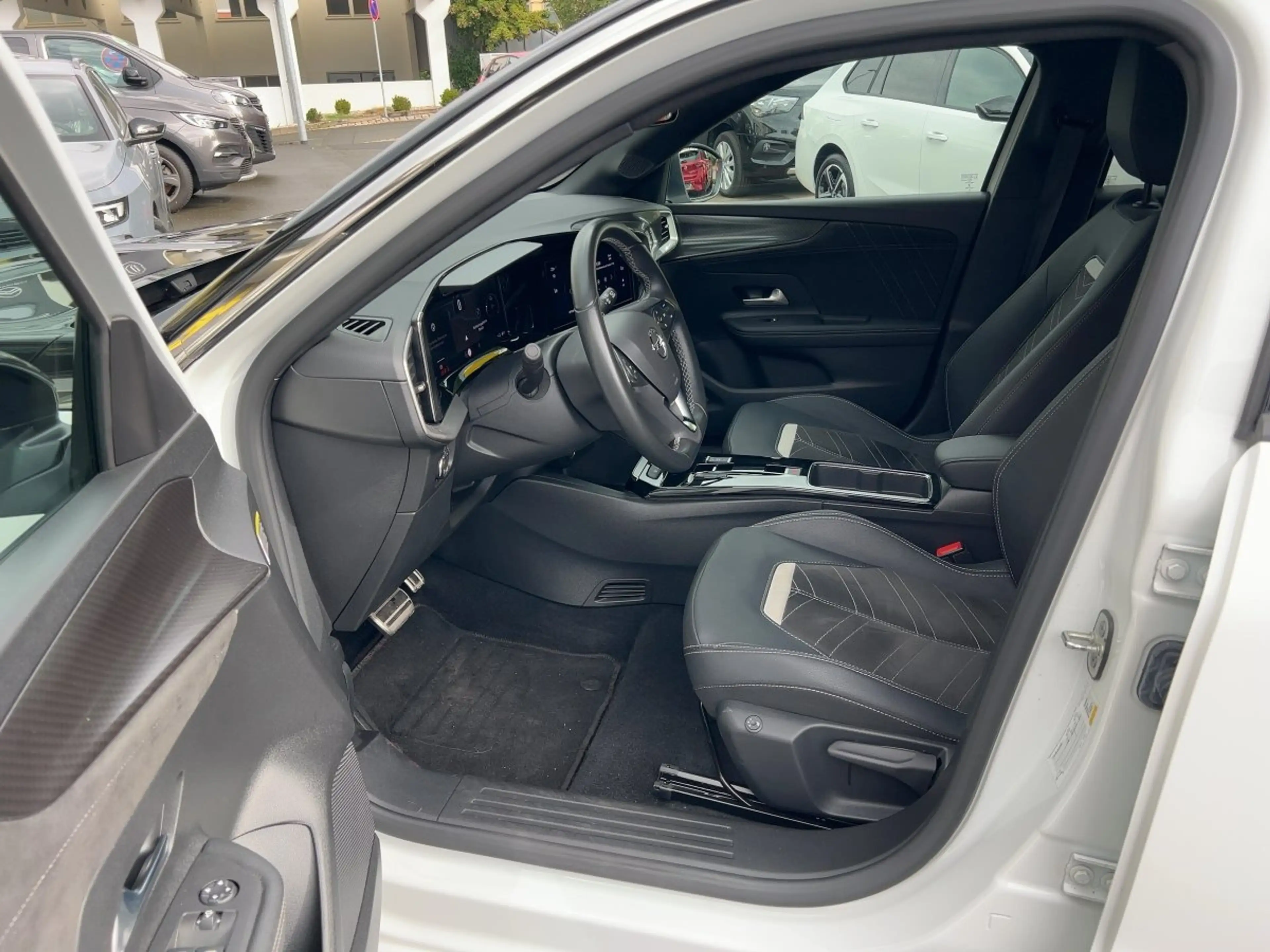 Opel Mokka-E Mokka e Ultimate Alcantara+LED+Navi+Kam.+KeyLess — photo 9