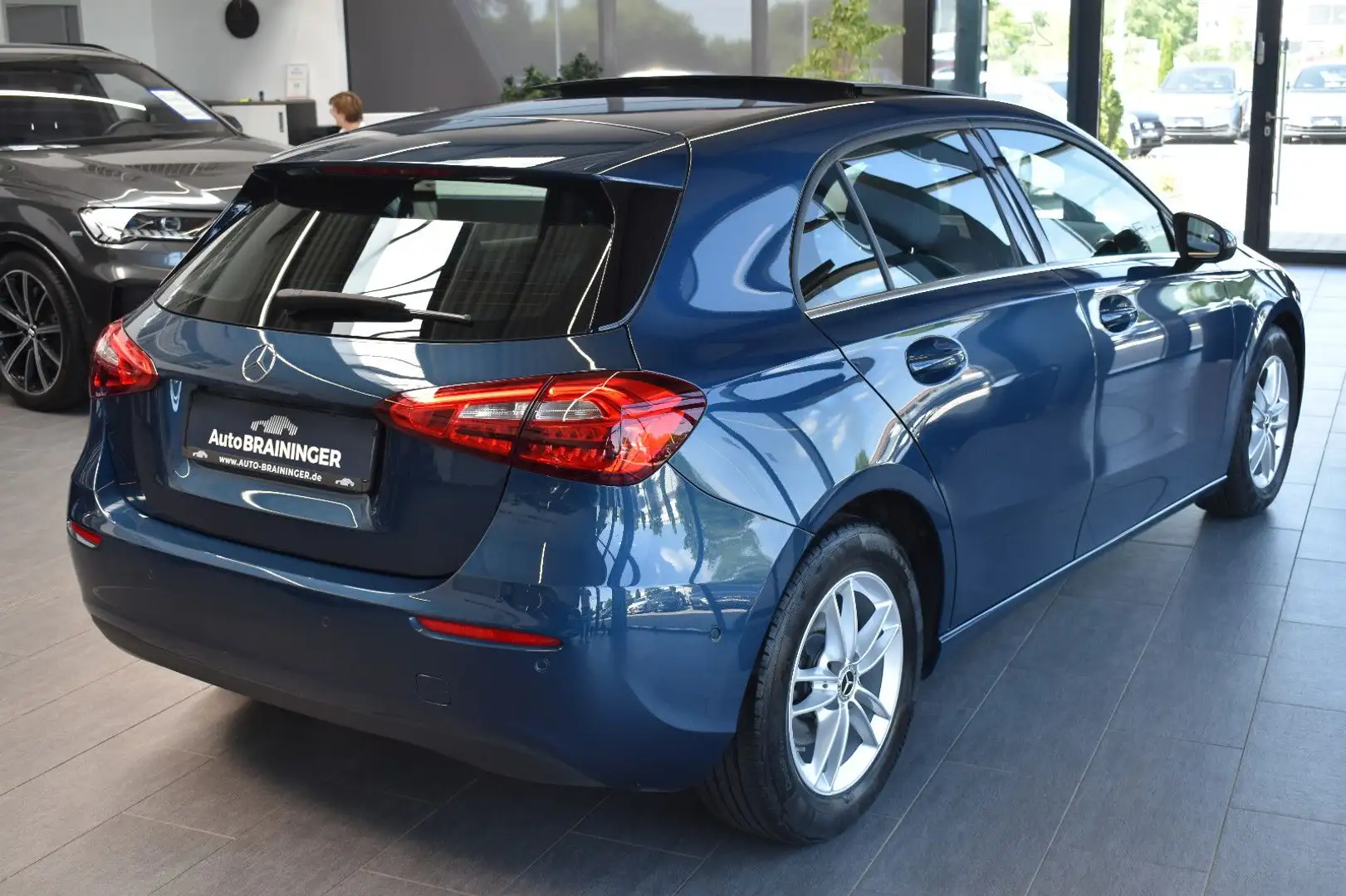 Mercedes-Benz A 200 d DCT DistronicPlus~Navi3D~Burmester~PanoSD Blau - 2