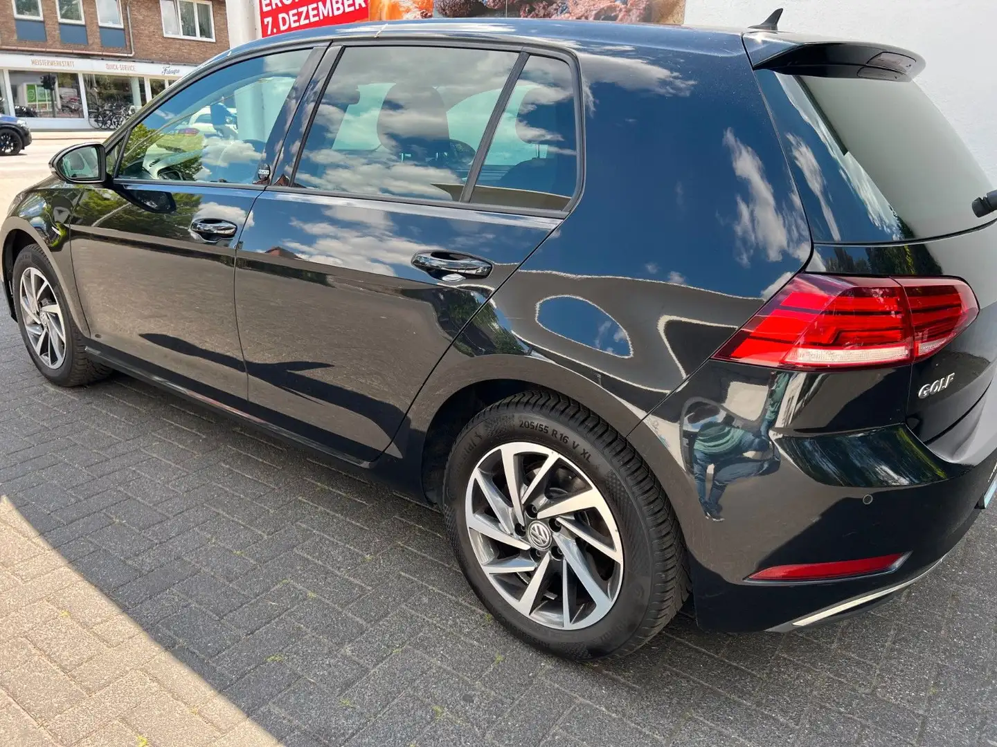 Volkswagen Golf VII Lim. Sound Autom. Navi ACC PDC SHZ Zwart - 2