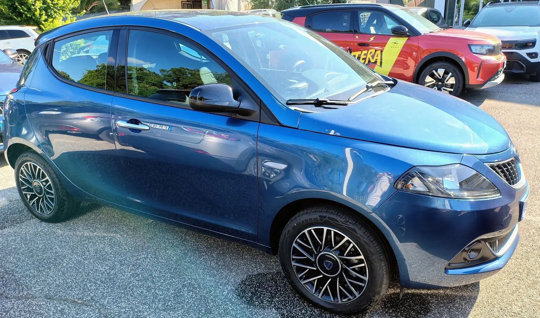 Lancia Ypsilon 1.0 FireFly 5 porte S&S Hybrid Platino Blu/Azzurro - 2
