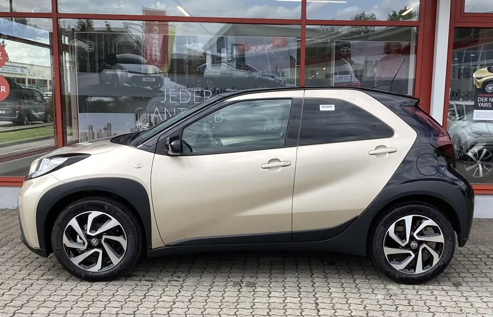 Toyota Aygo X Teamplayer Bej - 2