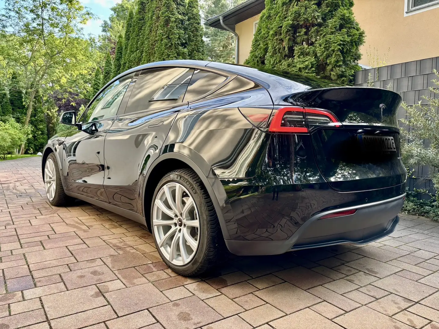 Tesla Model Y Long Range Dual Motor AWD - 2